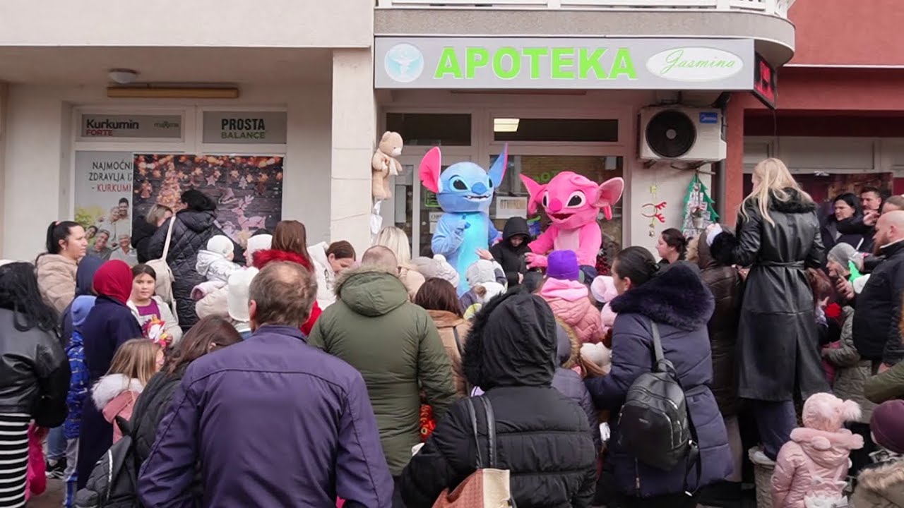 Dječji osmijeh kao najbolji lijek: Praznična bajka ispred apoteke Jasmina u Srebreniku