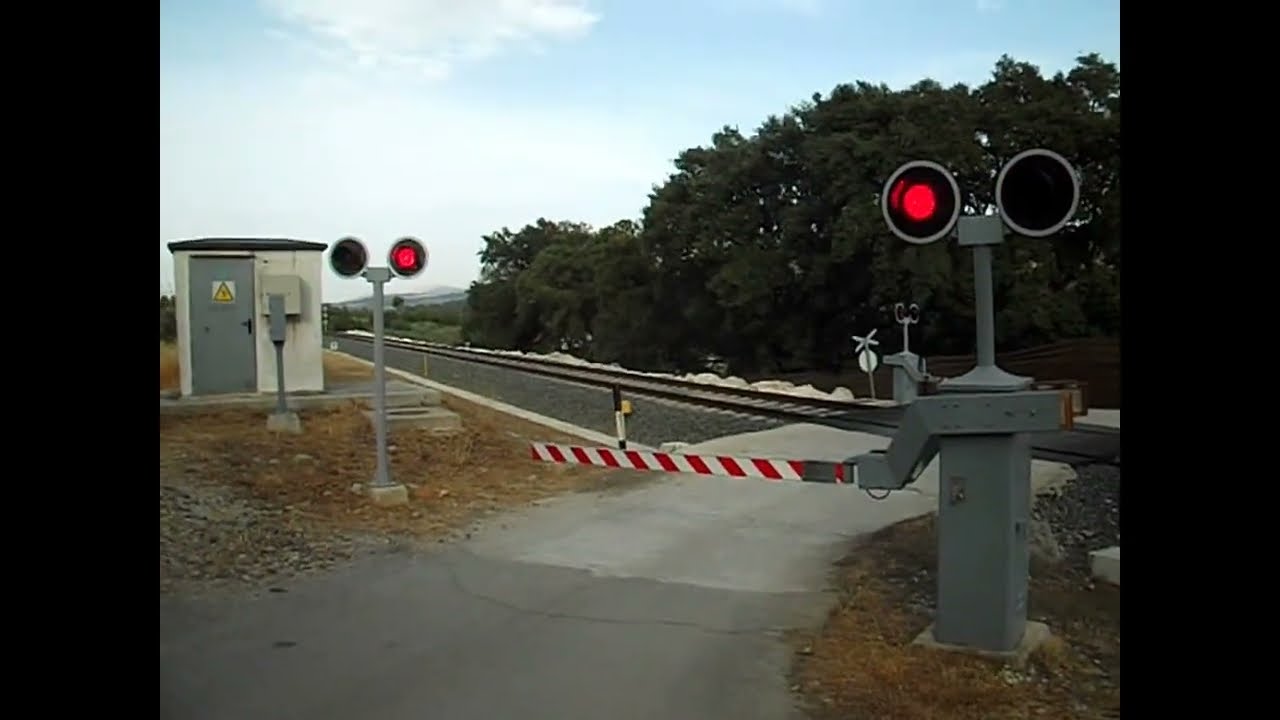 Paso de un tren Altaria, por el paso a nivel de La Indiana.