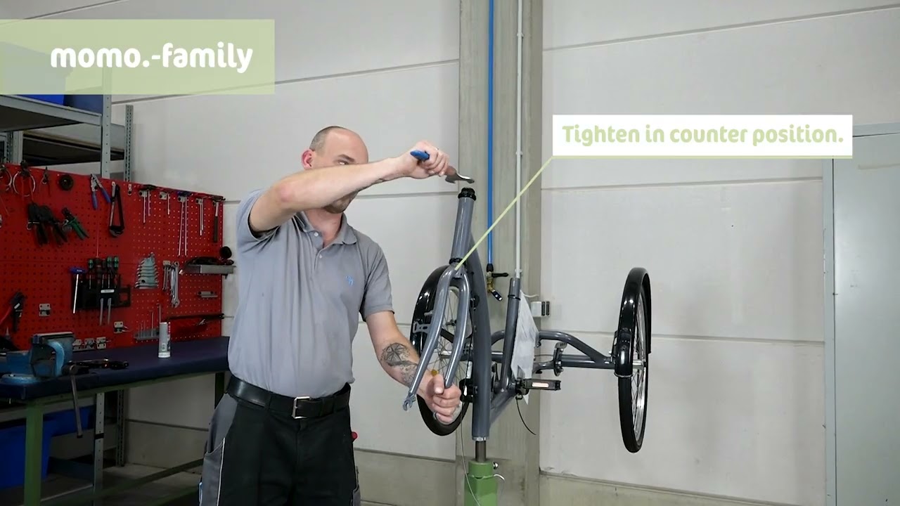 Assembly video fork momo trehjuling.