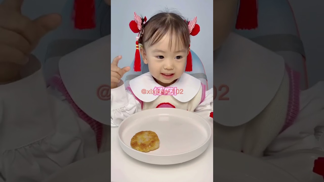 希希兔兔这么可爱吃了它会不会难过那我就吃一点点吧兔兔开心哟#年味儿到我家#萌宝小吃货 @西贝莜面村官