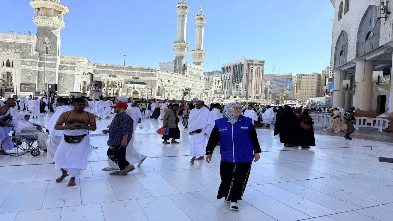 Walking in Makkah Masjid Ul Haram in Ramadan 