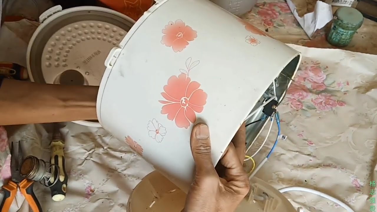 电饭煲坏，按键按不下去，煮不了饭，维修好，解决方法