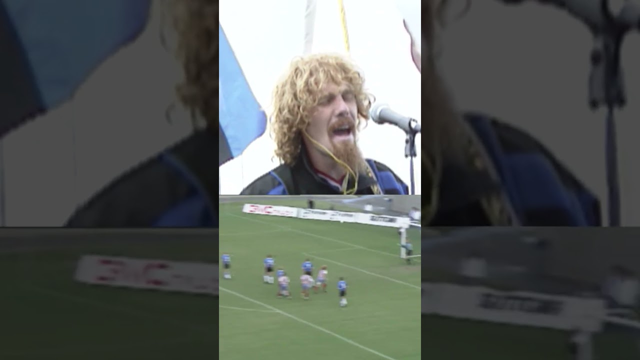 Алекси Лалас исполняет гимн США на чемпионате мира 1994 года