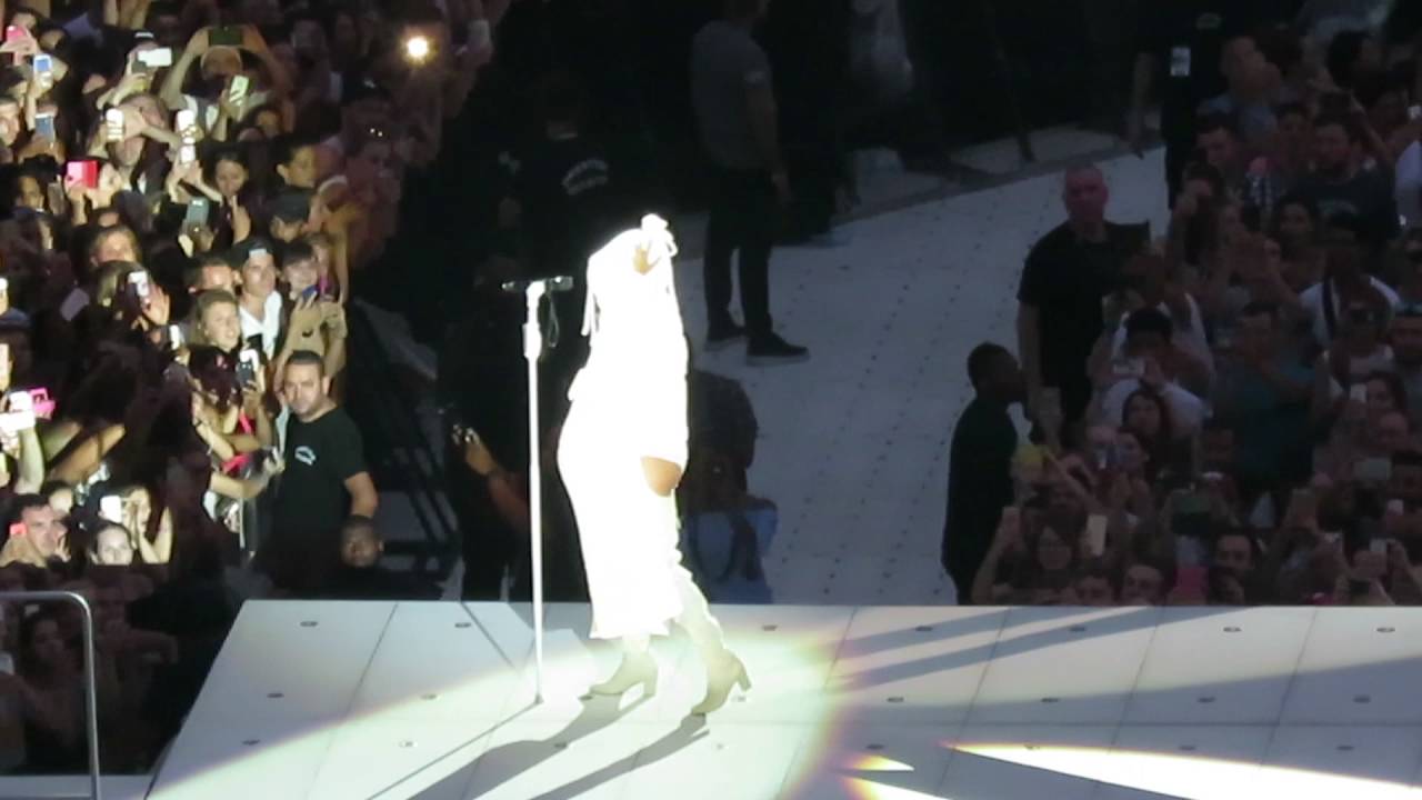 rihanna stay live lyon