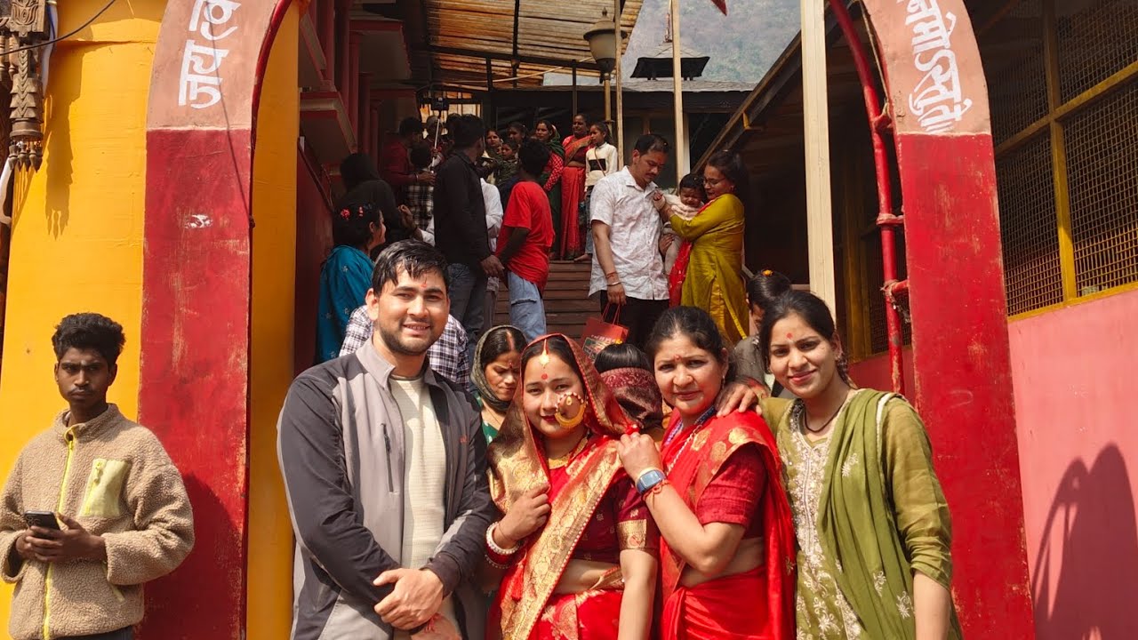Aaj Ham apni puri family  kai sath@DhariDavi  gyi