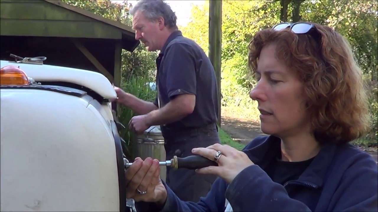 How to change Defender Headlights - all you need to know with Rob & Vic - #landrover #defender