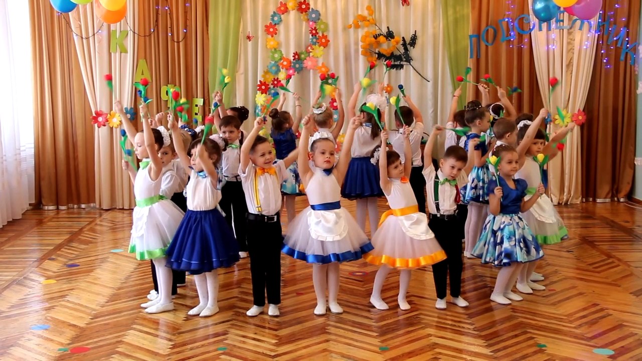 Вход с цветами на 8 марта. ДОУ №8 