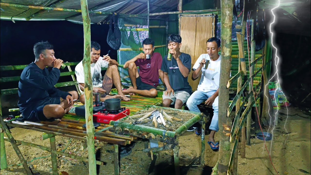 Camping-Renovasi shelter untuk bermalam sambil mencari ikan-diguyur hujan deras tengah malam//ASMR
