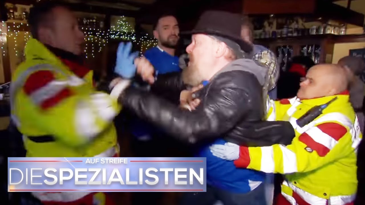 Notsituation in Kneipe: Hooligan geht auf Sanitäter los! | Oliver Dreier | Die Spezialisten | SAT.1