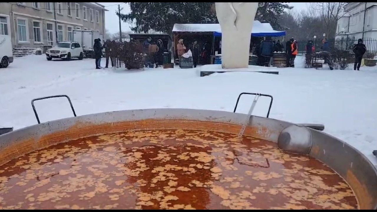 Бабово посрещна с греяна ракия, ястия и настроение и в лошото време