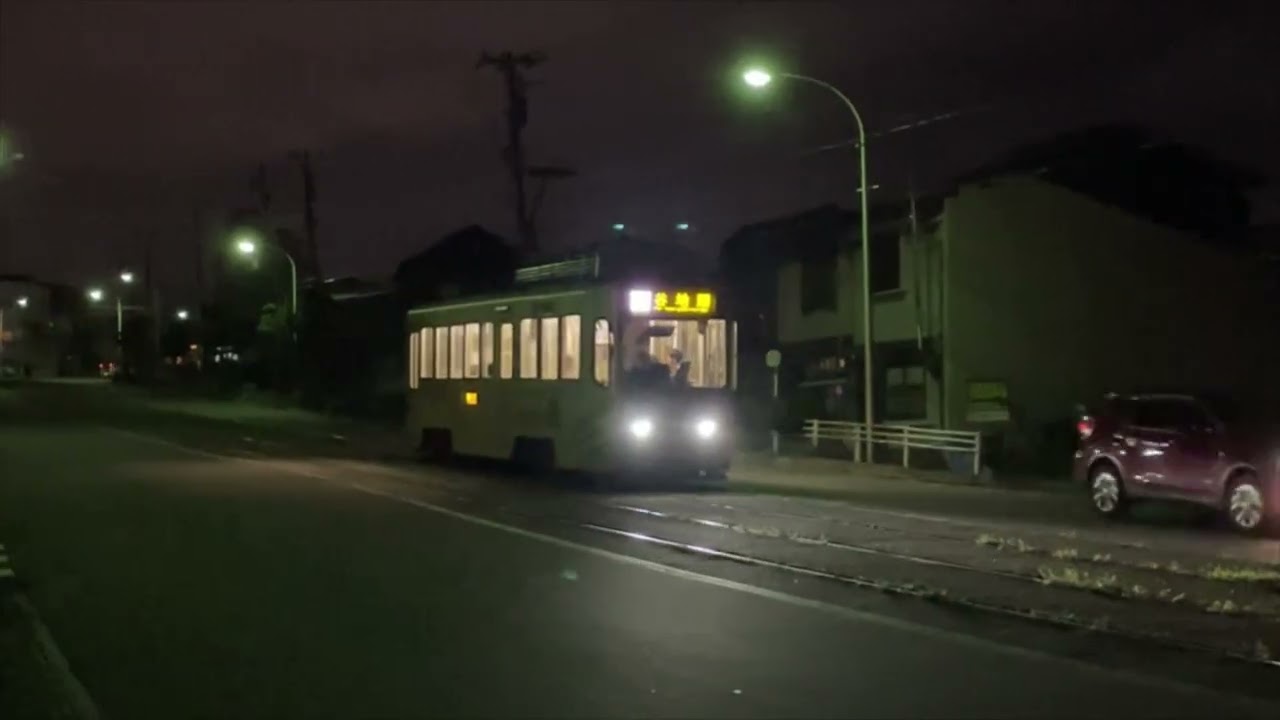 夜の谷地頭電停と電車