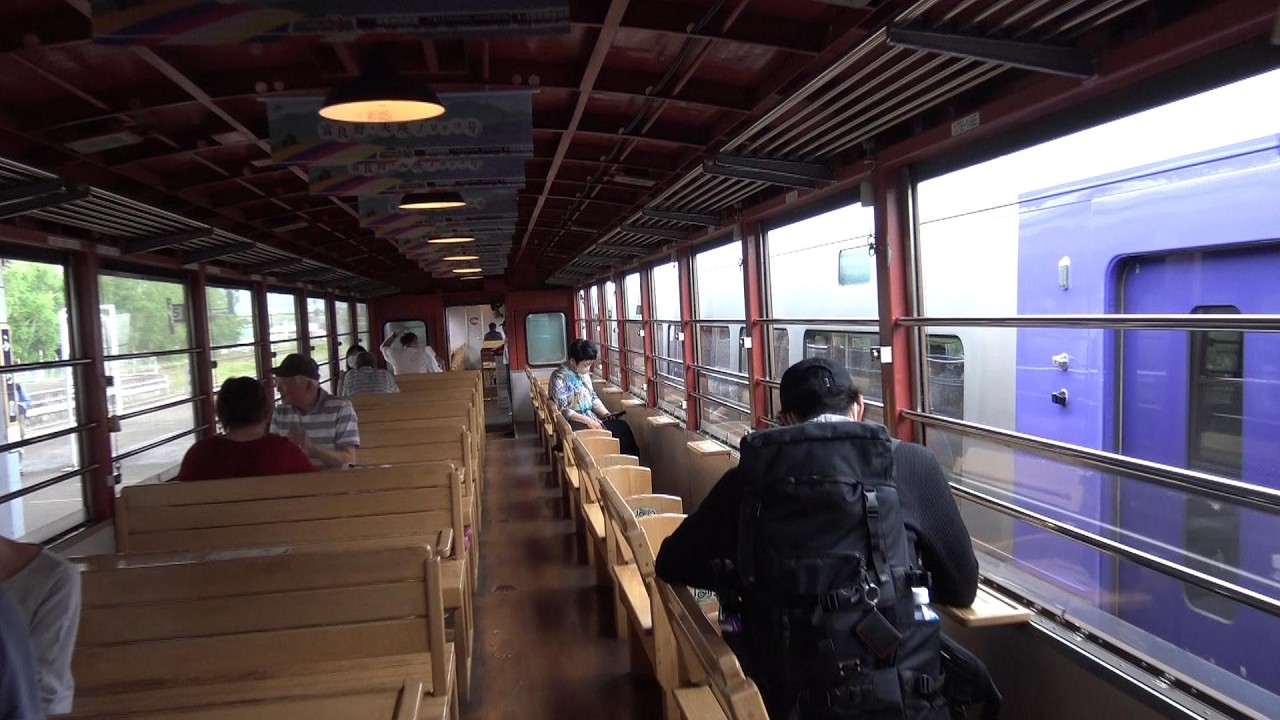富良野駅に停車中の観光列車「富良野・美瑛ノロッコ号」の3両編成車内を歩く