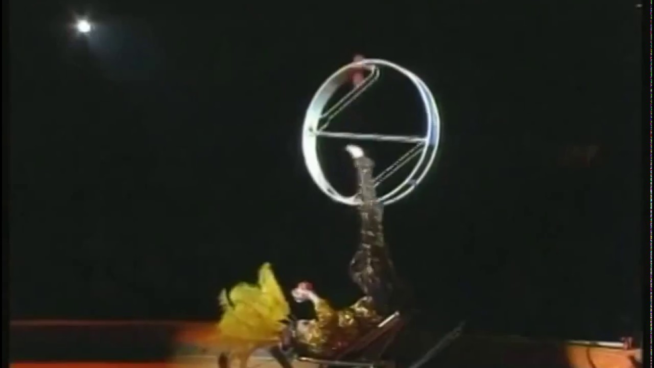 Olga Riis- foot juggling- antipodism- Circus Bolshoi -1992-