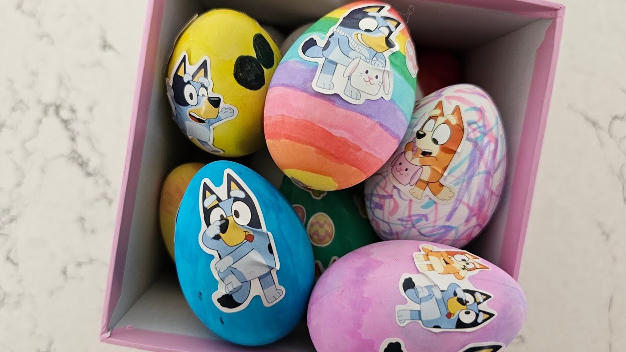 Bluey and Bingo Make a Funny Face on Easter Eggs! 🐣