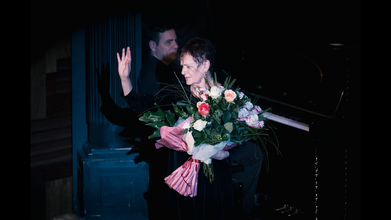 Meglepet&eacute;s az utols&oacute; Edith Piaf előad&aacute;son. A k&ouml;z&ouml;ns&eacute;g &eacute;nekel.
