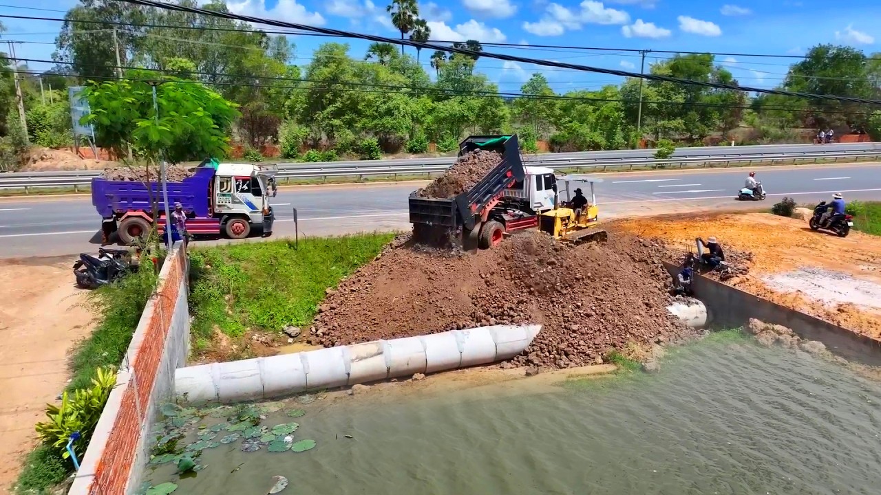 A New project, land truck, fill the road, clear the drainage well, spread fast dozer