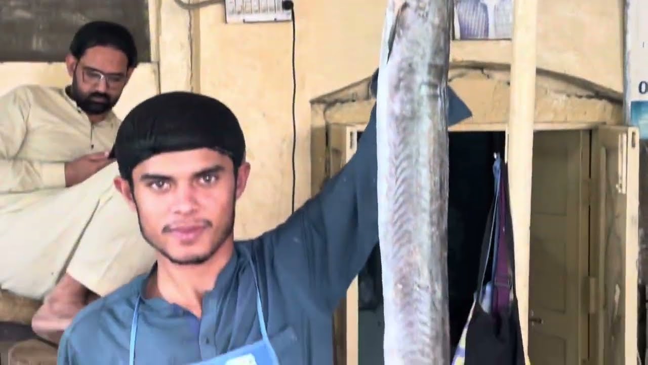 Eel (Baam ) Fish Cutting And Pealing The Skin In Fish Market Lahore 