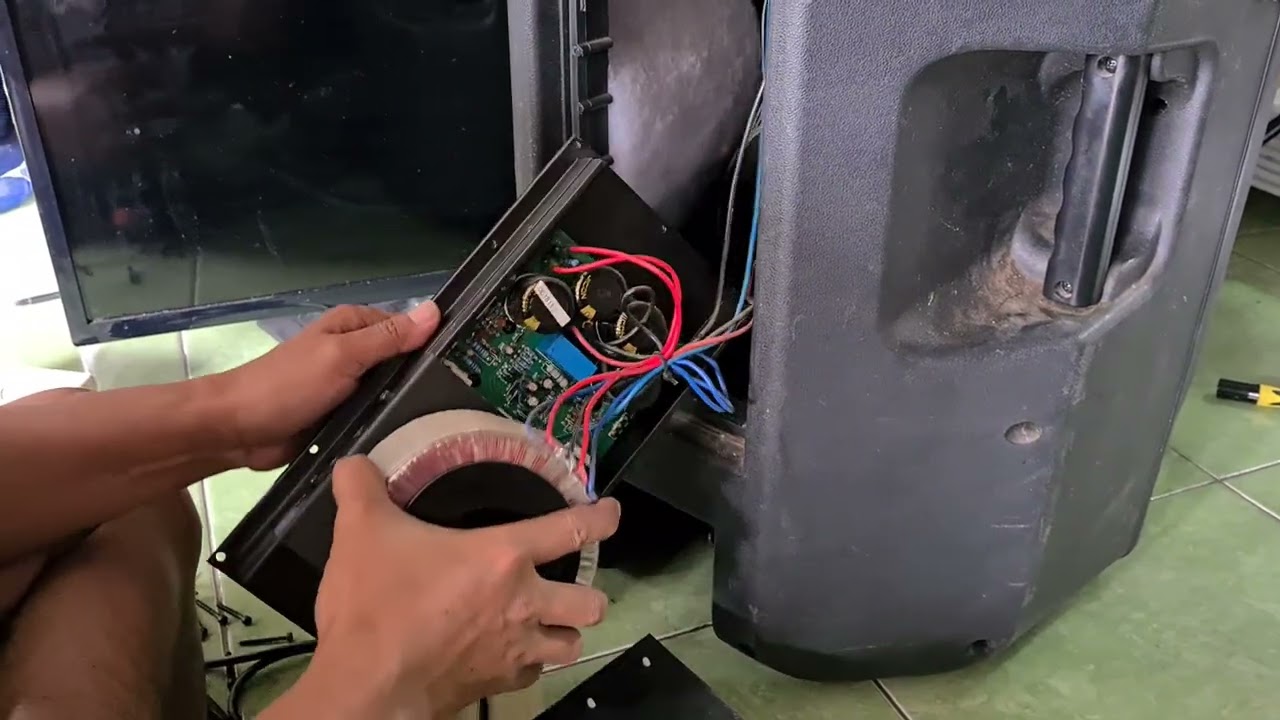 Melihat isi jeroan dari speaker aktiv huper ak15a