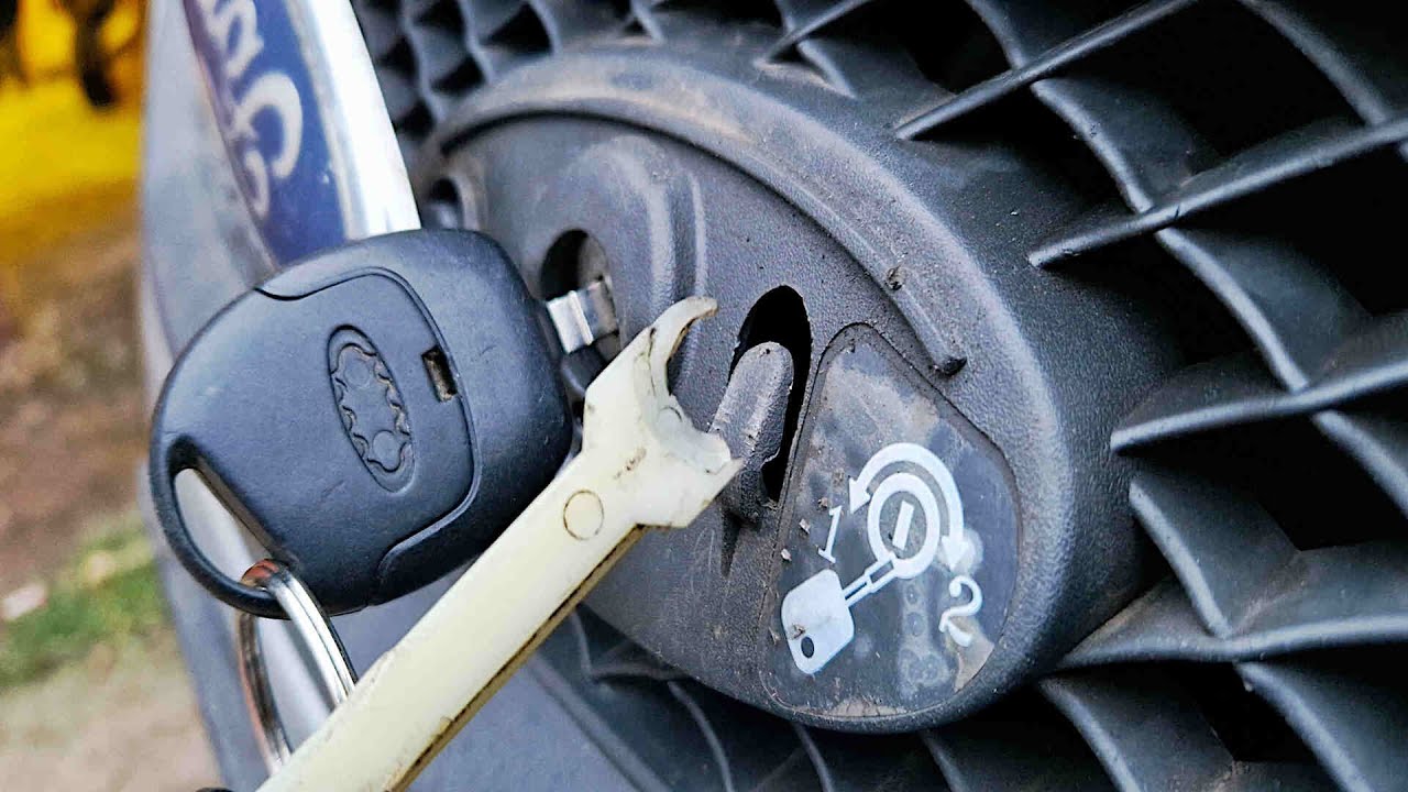 Ford Focus Mk2 - Naprawa i wymiana mechanizmu otwierania maski [Poradnik]