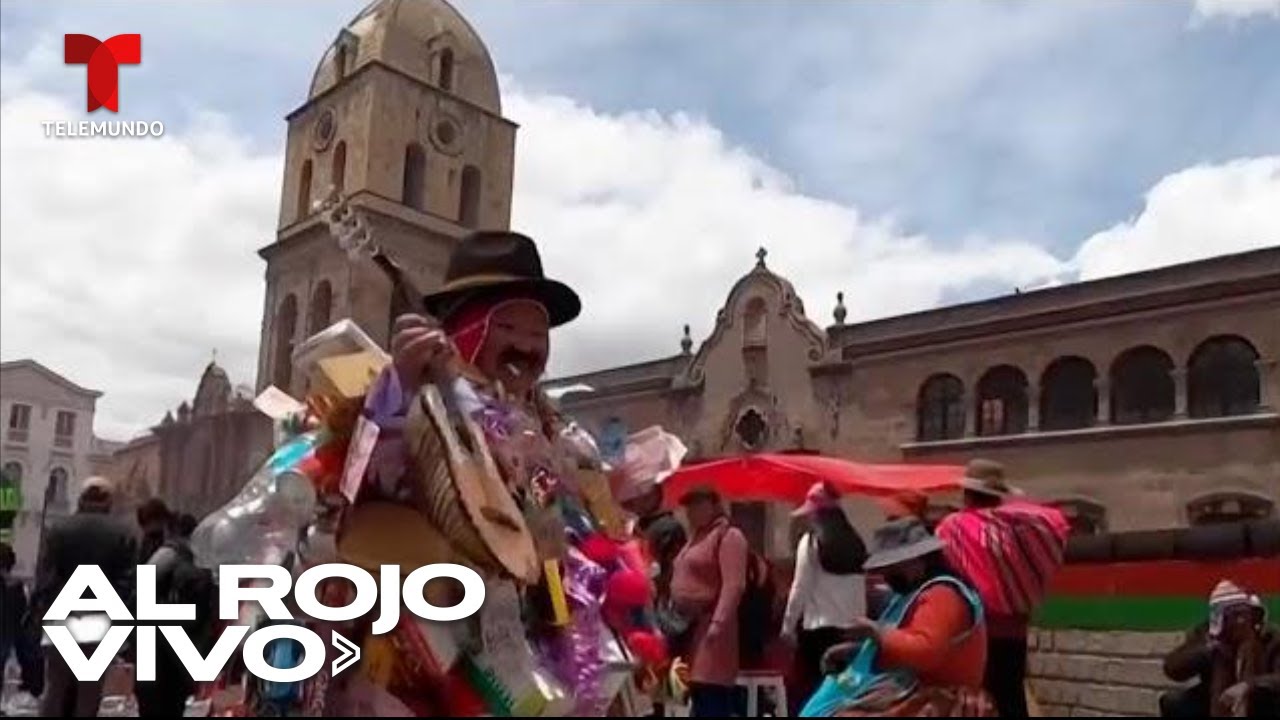 Bolivia celebra su tradicional Feria de Alasita con ofrendas en miniatura y bendiciones