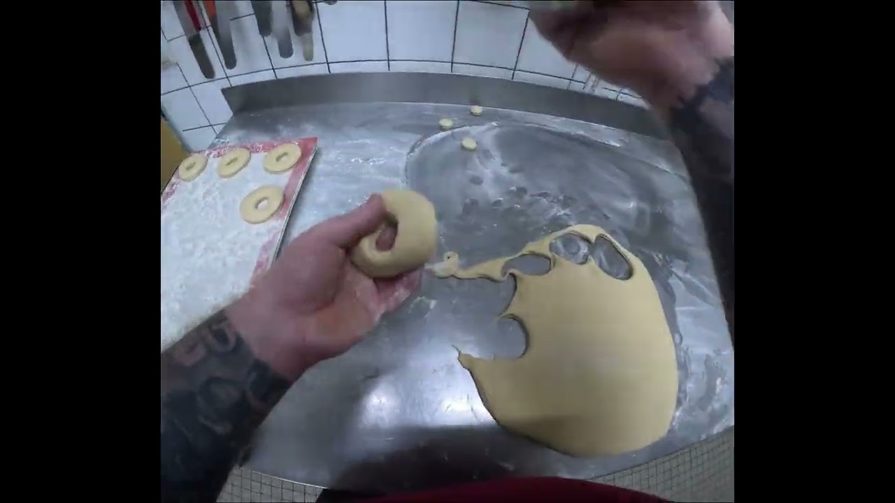 Herstellung von Donuts in Handarbeit in eine Konditorei ( Ohne Kommentar)
