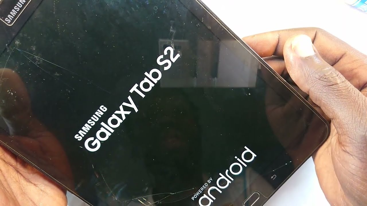 Планшет Samsung Tab S2 постоянно включается и выключается (зацикливается при загрузке). Смотрите ...