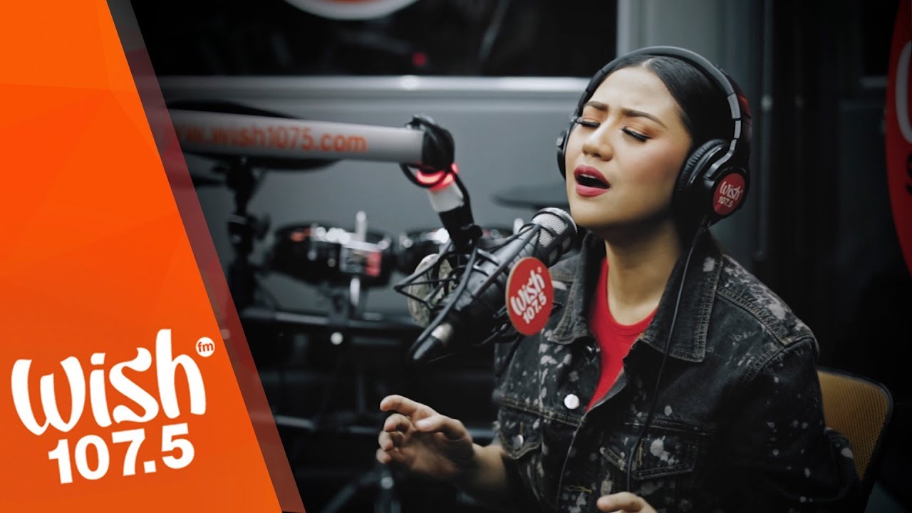 Morissette performs 