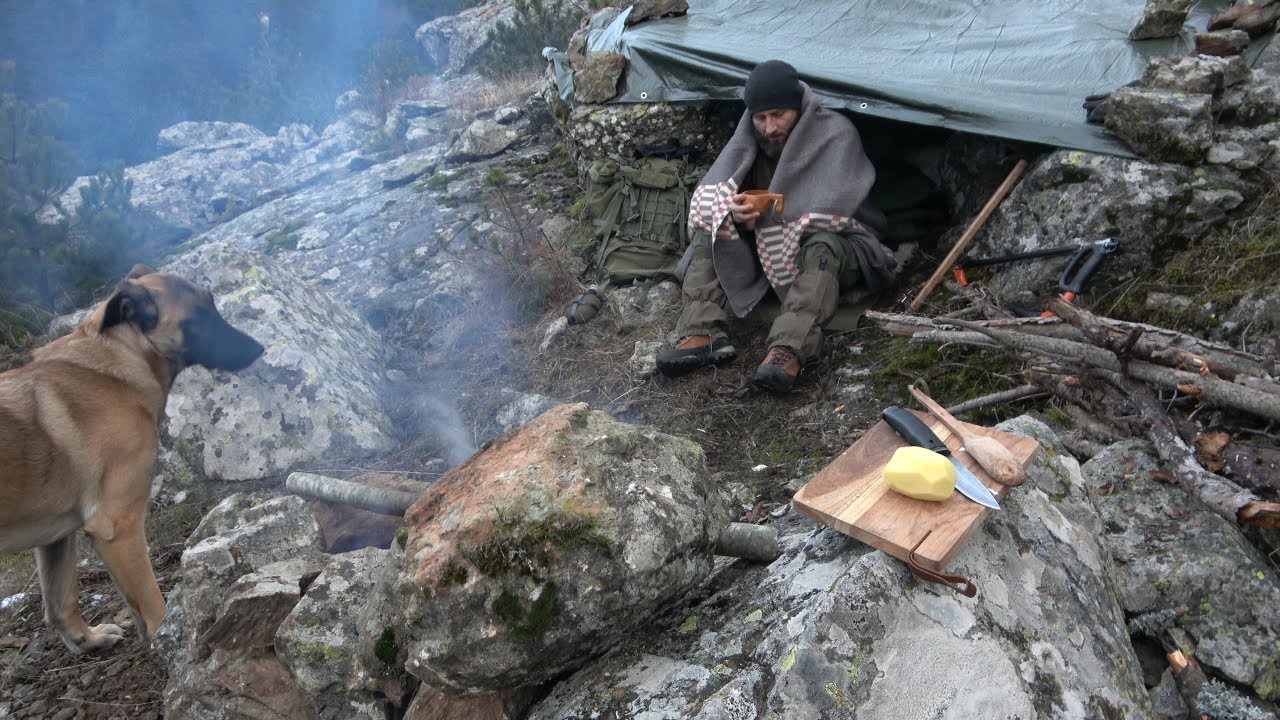 Emergency shelter built in 5 minutes, high on the mountains, primitive fire, cooking, bushcraft