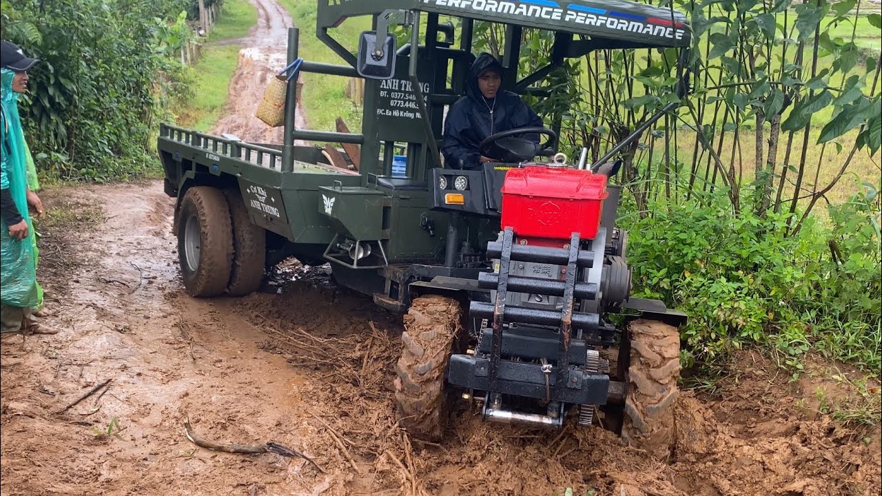 Xe công nông anh trung lốp đôi đẩy xe máy cày lên dốc trời mưa rất khoẻ..