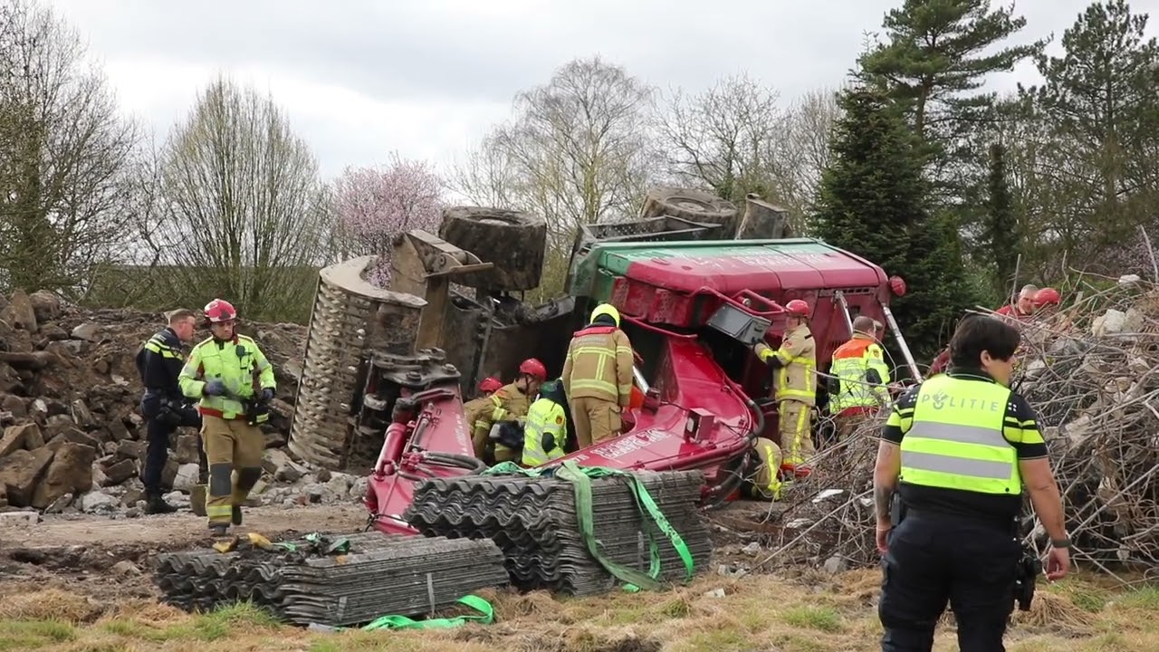 Graafmachine kantelt in Loenen; machinist 45 minuten bekneld