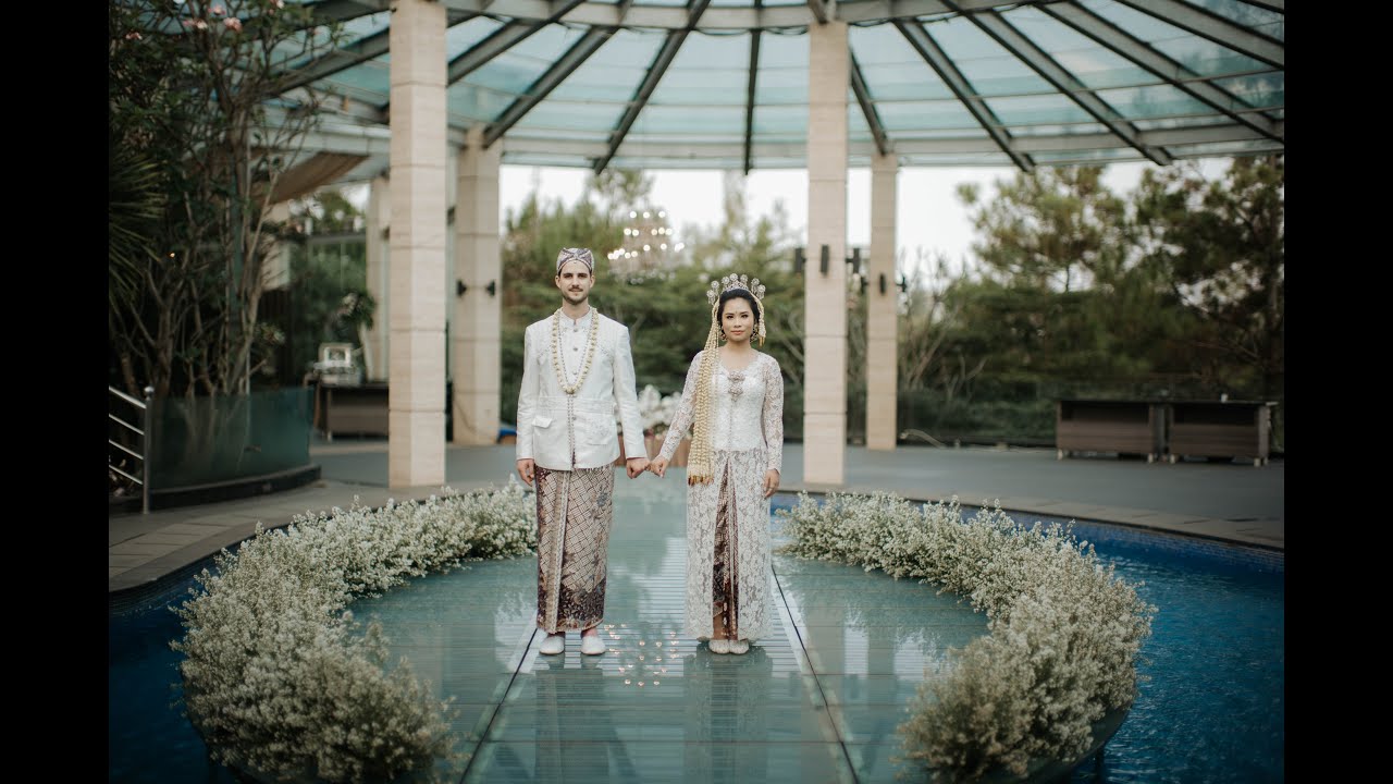 Sundanese Traditional Wedding of Karina & Thibaut at Club Deruzzi Bandung