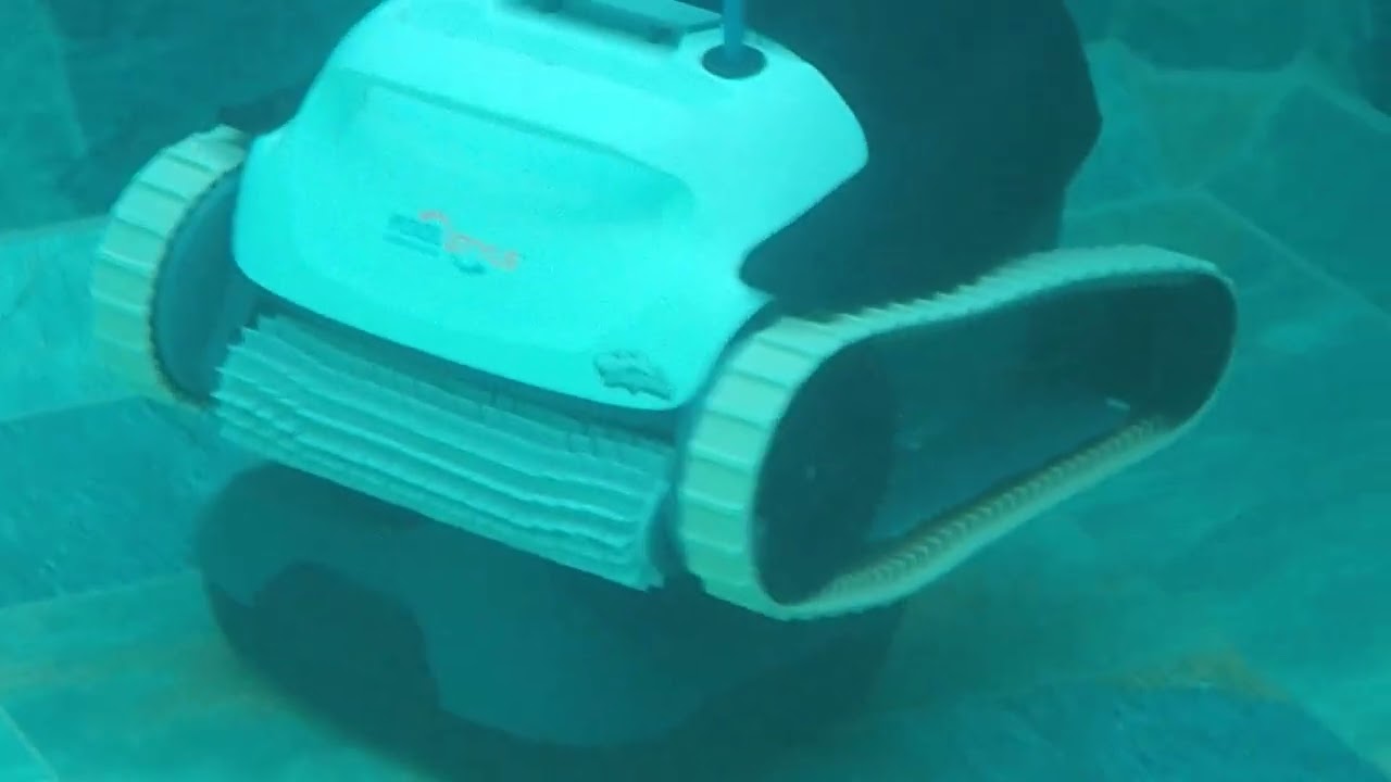 Baston sous-marin entre les deux robots AIPER vs DOLPHIN
