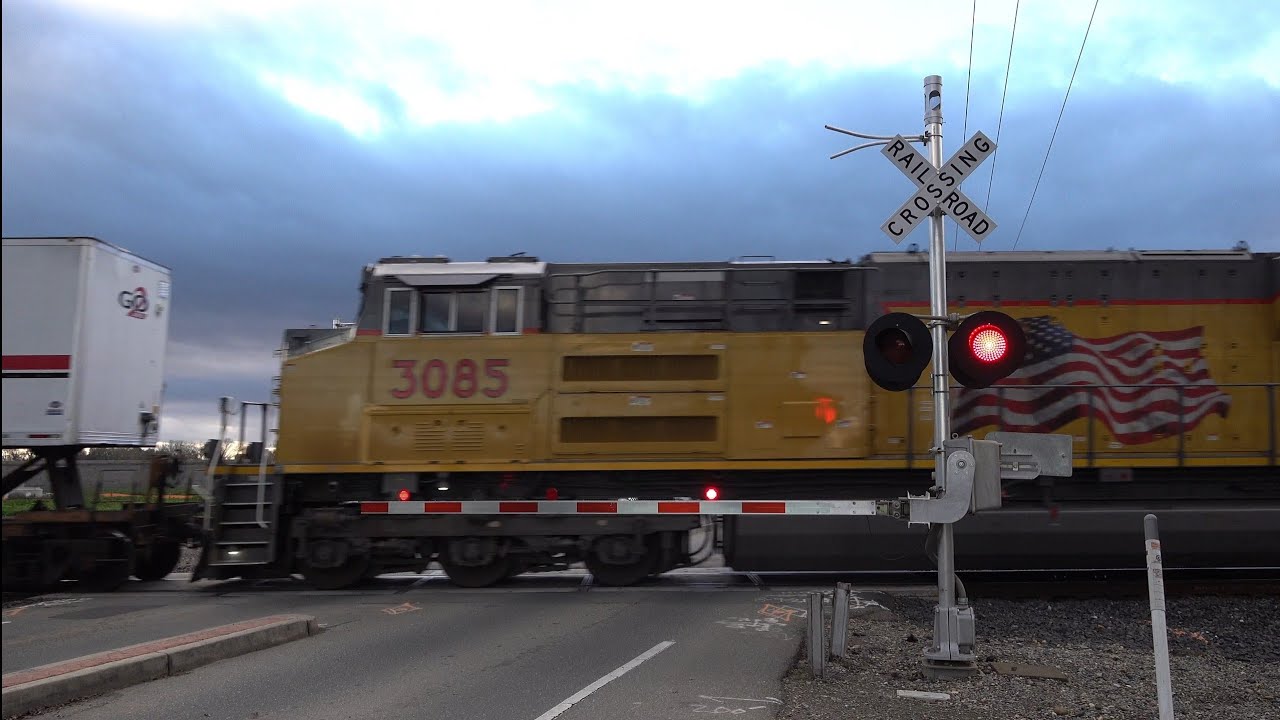 *New Signal* UP 5503 Hot Z-Train Intermodal South, Kost Rd Railroad Crossing, Galt CA