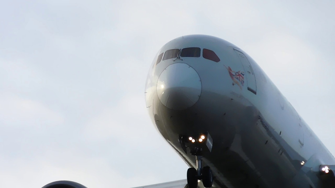 Vueling / Virgin Atlantic / Cathay Pacific landing into a windy Heathrow Airport