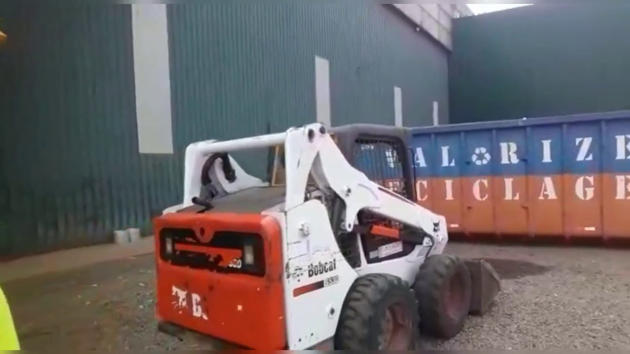 Curso Máquinas Pesadas - Aluno operando mini carregadeira Bobcat