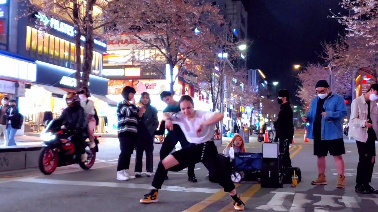 RED SPARK, ALINA. SINCHON ROAD BUSKING. DYNAMIC CAPTIVATING PERFORMANCE.