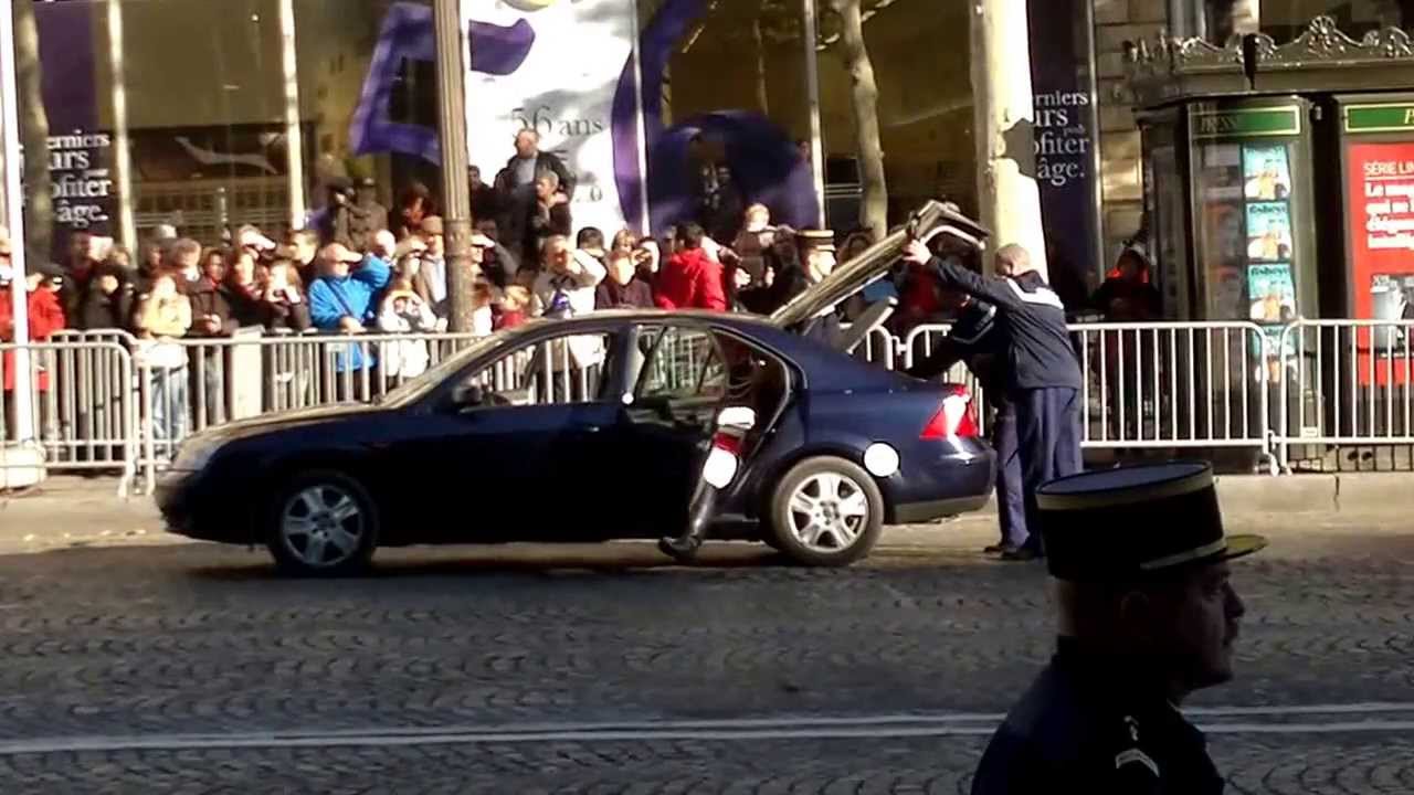 Chute de la République?  Chute d'un cavalier de la GR qui suivait Hollande le 11 nov 2013