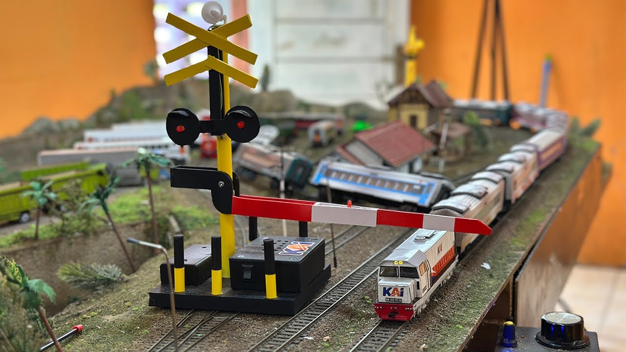 Kereta Api Panjang KAI Anjlok Menabrak Palang Pintu Perlintasan Raksasa di Atas Rel - Mainan Kereta