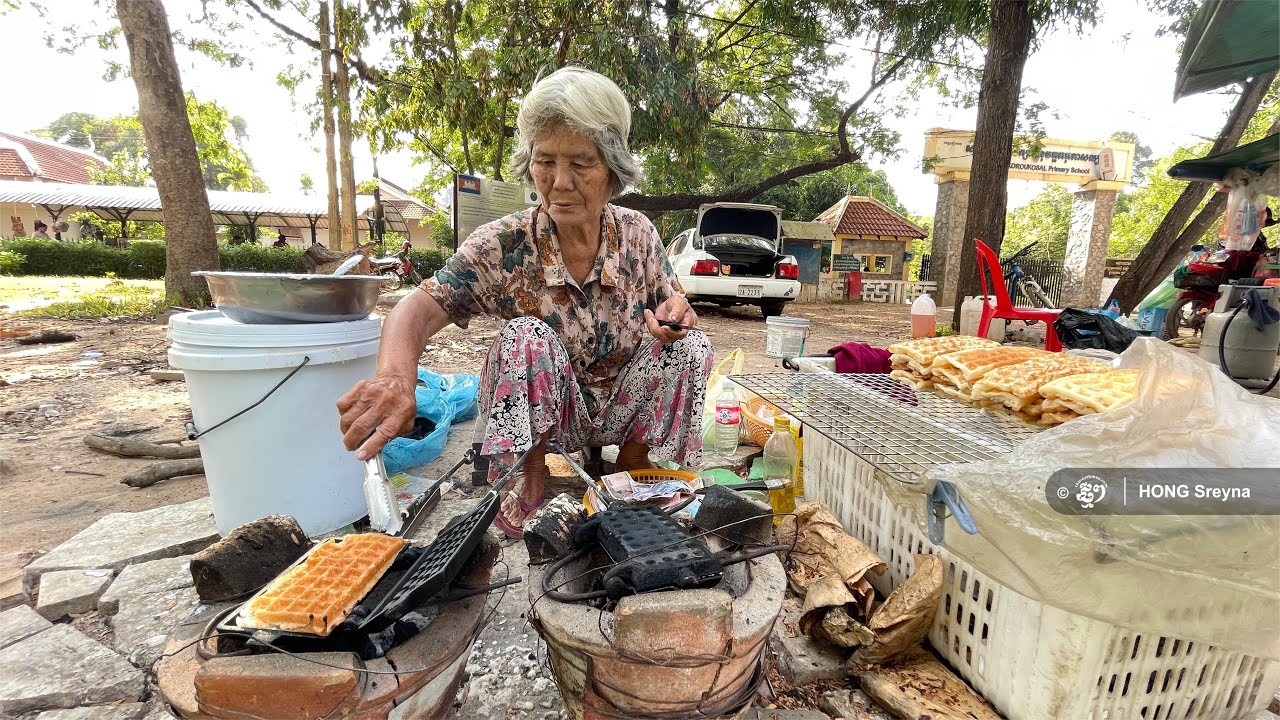 វ័យ៧២ឆ្នាំ លោកយាយ ឡាង ប្រឹងលក់នំពុម្ព ដើម្បីចិញ្ចឹមកូនពិការ និងចៅៗ