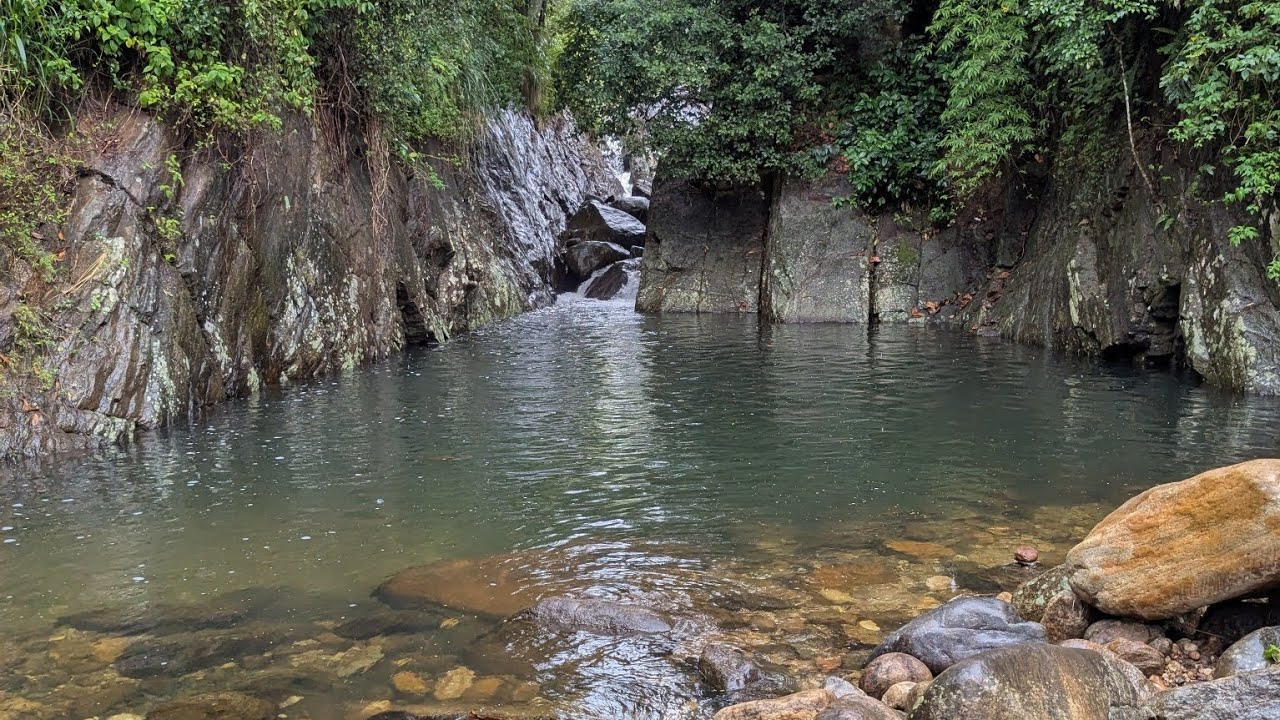 Trekking into a Natural Pool in Kandy, Sri Lanka -  Rangala #travel #nature #asmr