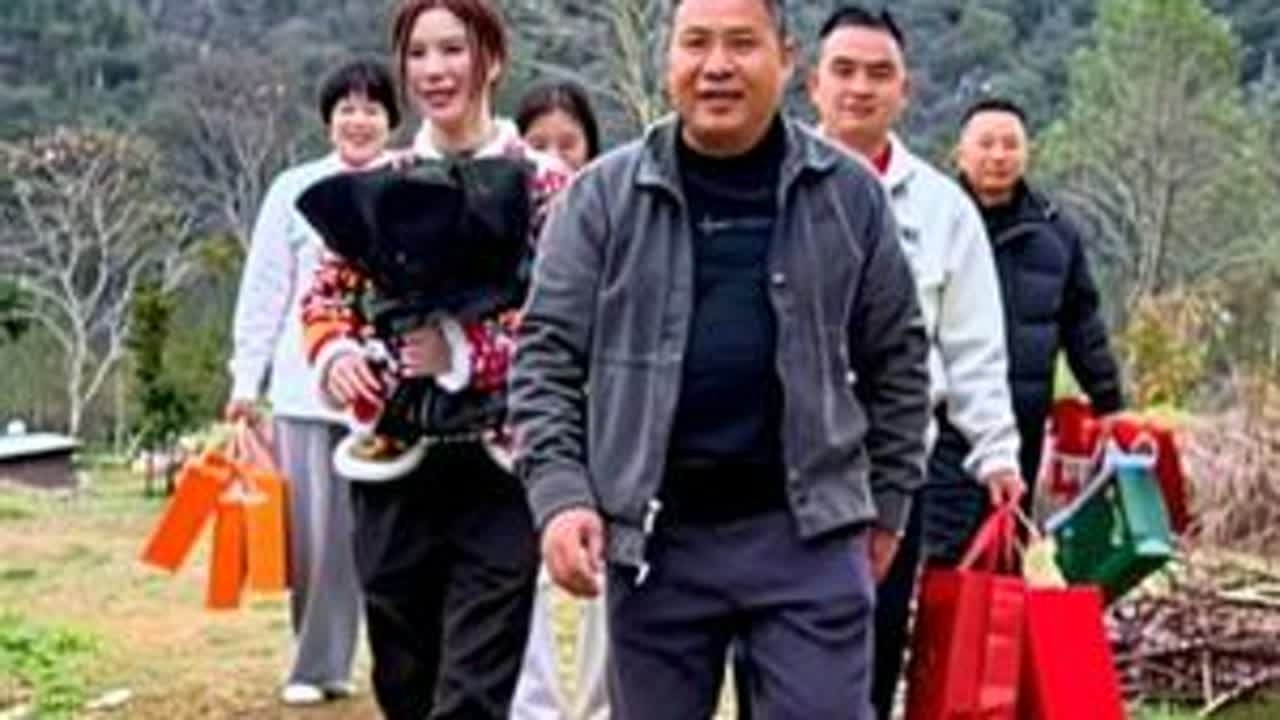 上门提亲，土家族热情似火温暖异乡来客，杯酒下肚推心置腹，大功告成！#提亲之路 #千里奔赴为你而来