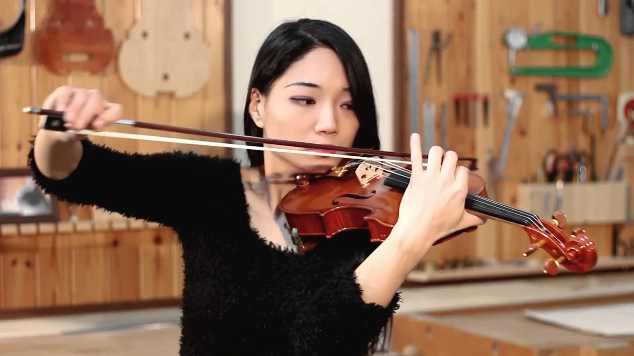 Lena Yokoyama is testing the violin made by Hiroshi Kikuta