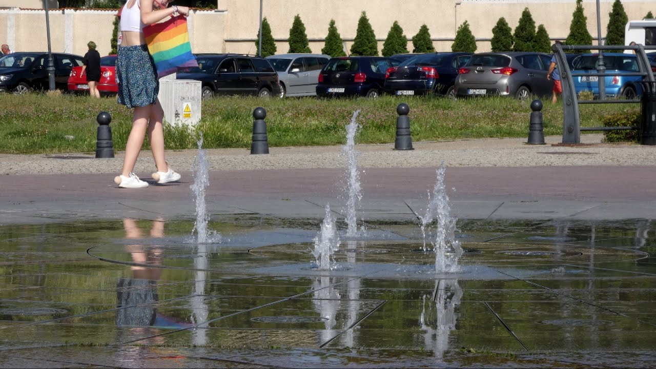 Malbork. Miejska fontanna pod czujnym okiem króla Kazimierza Jagiellończyka.