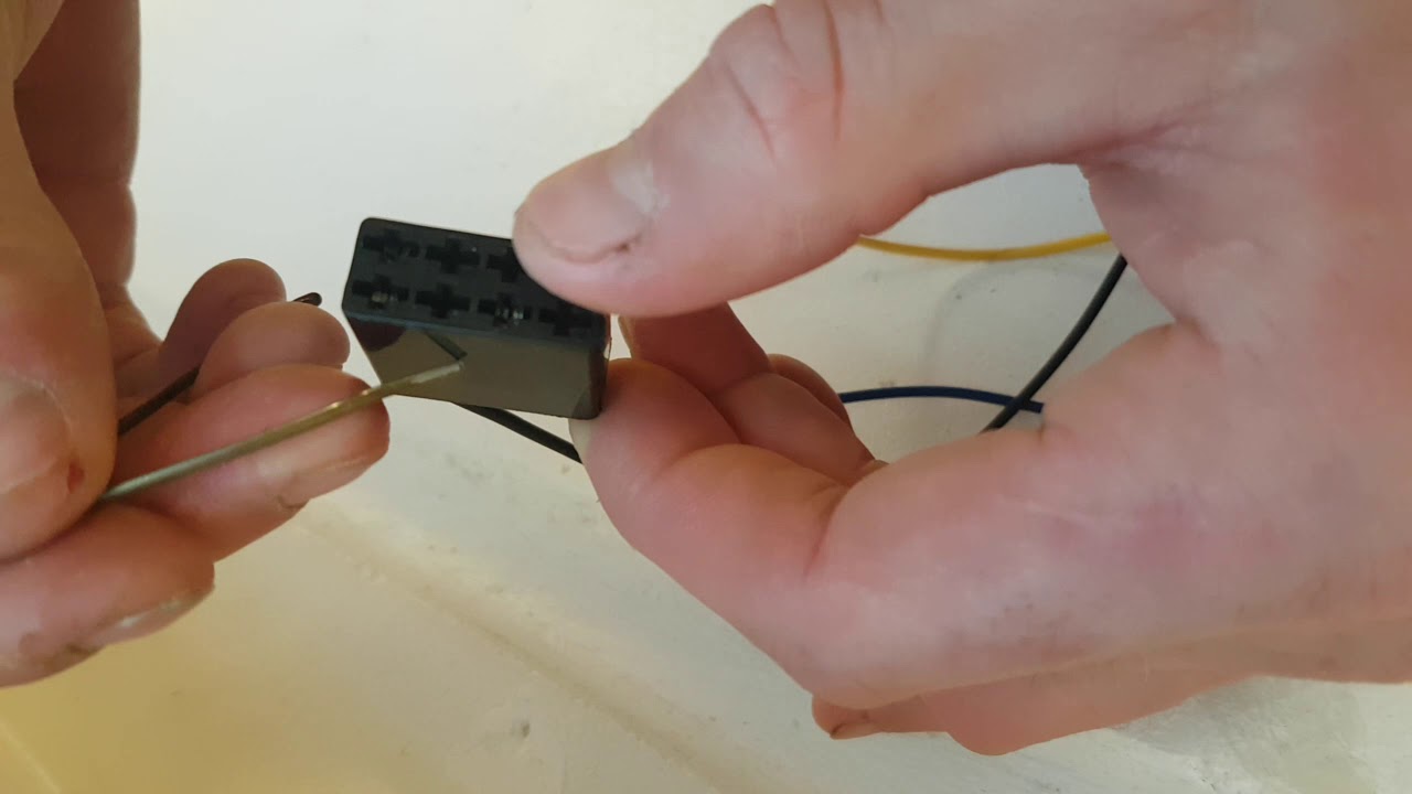 Autoradio ISO Stecker Kabel ausbauen - Klemme heraus ziehen