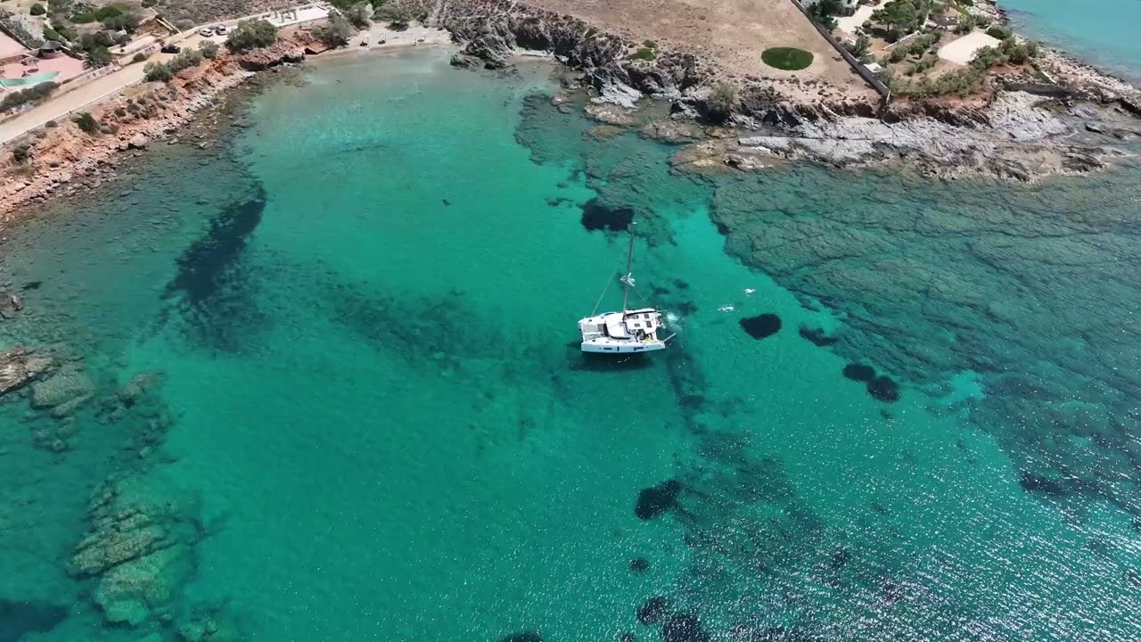 Lagoon 42 in Griechenland – Drohnenaufnahme aus dem echten Segelurlaub