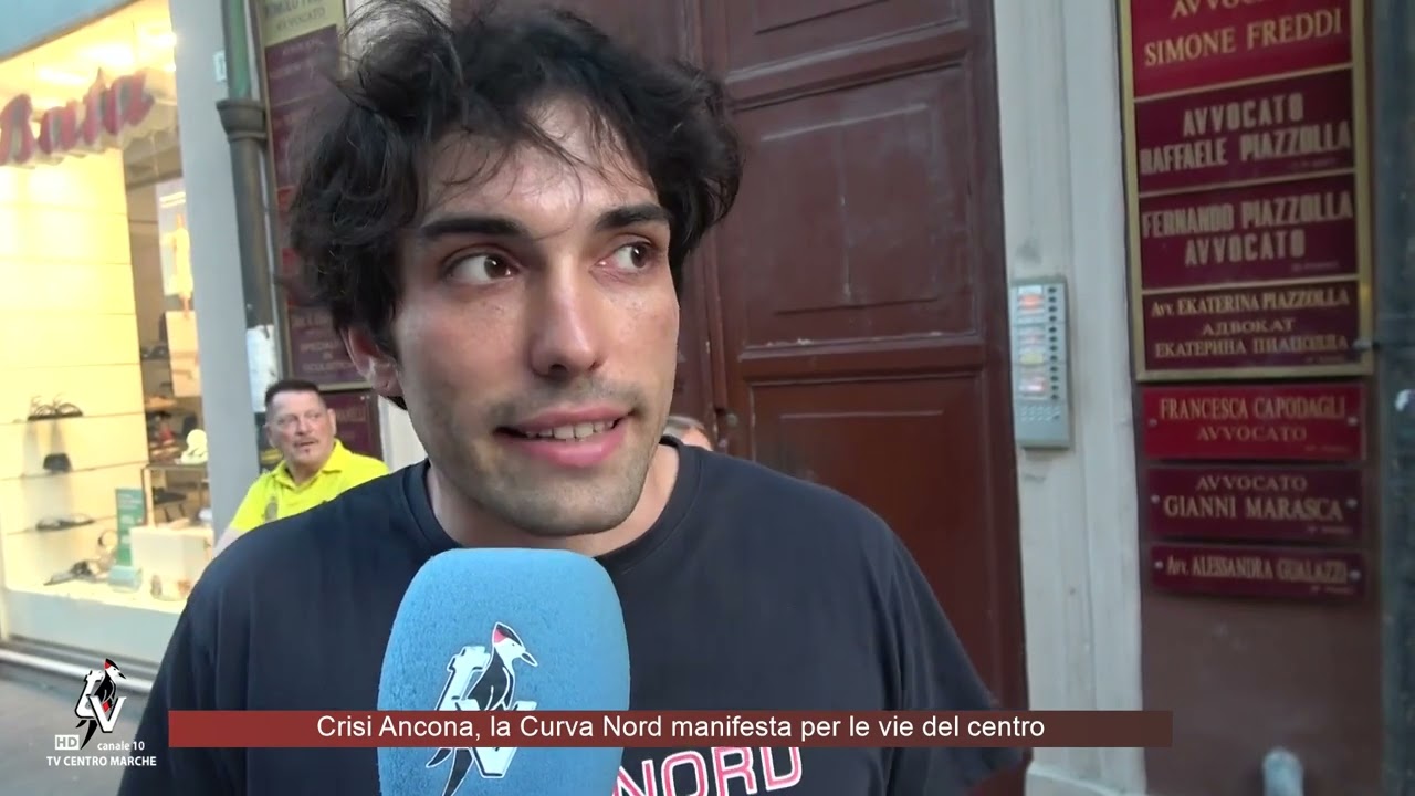 Crisi Ancona, la Curva Nord manifesta per le vie del centro