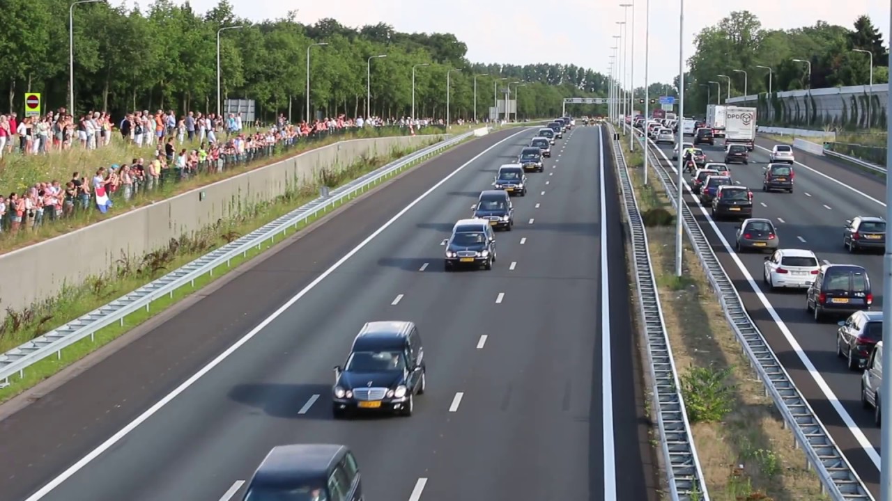 Eindeloze rouwstoet van MH17 op donderdag 24 juli 2014