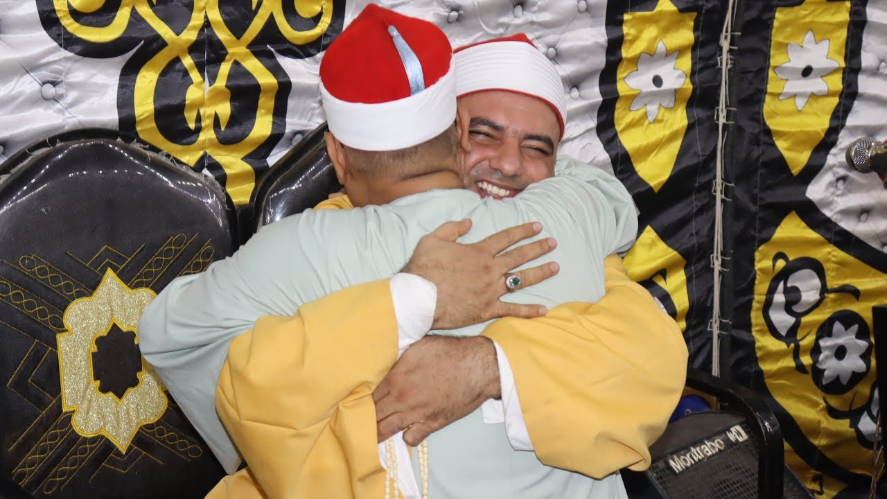 إنظر ماذا فعل الشيخ محمود عبدالباسط الحسيني  عندمارأي الشيخ عبدالفتاح الطاروطي عزاء حما الشيخ عثمان