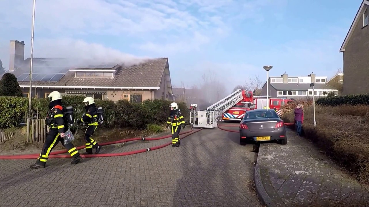 veel rook bij woningbrand in Hoeven