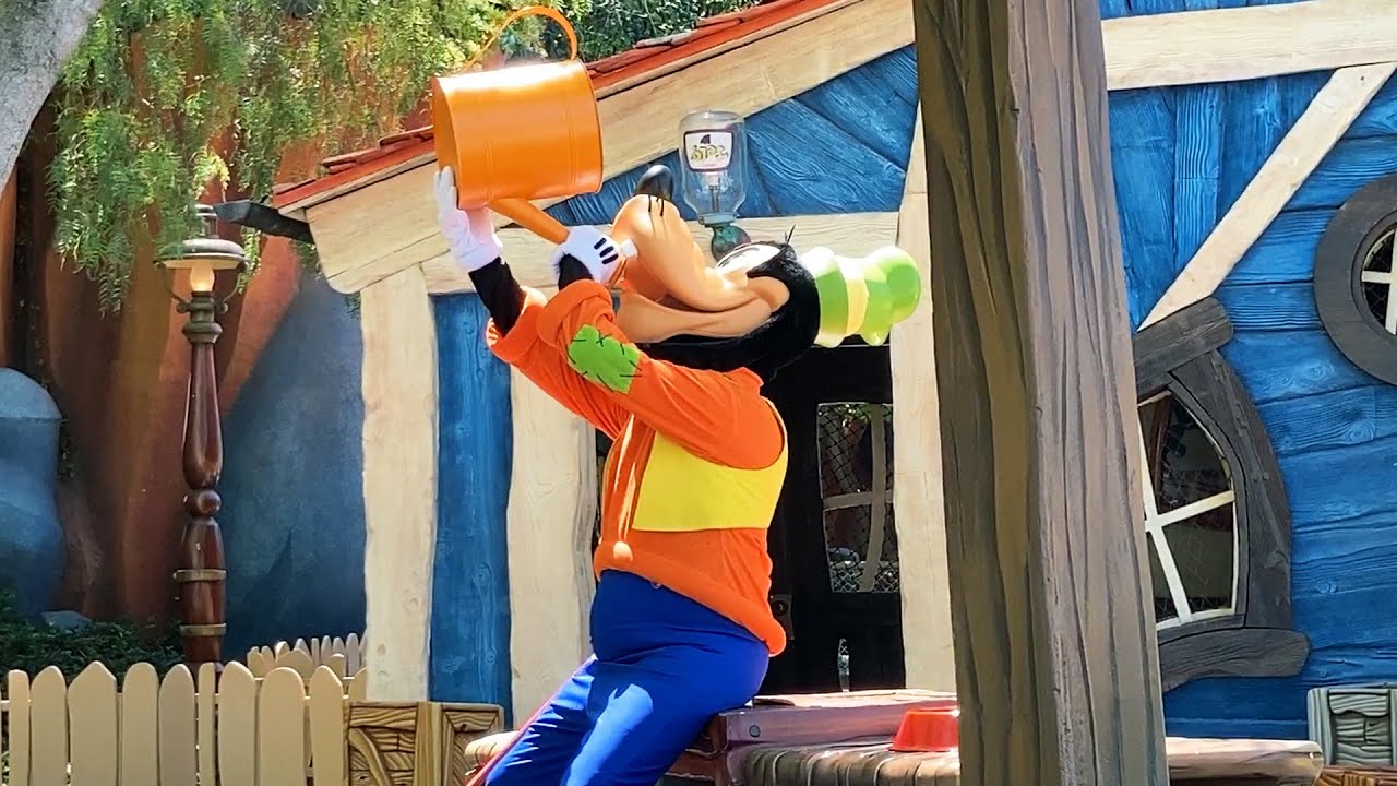 Goofy in Mickey's Toontown - Distanced Fun Character Greeting Experience - Disneyland, May 2021